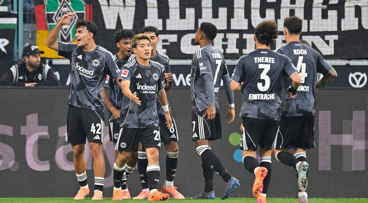 27岁日本球星梅开二度,助攻无敌!现场视角惊艳德甲比赛